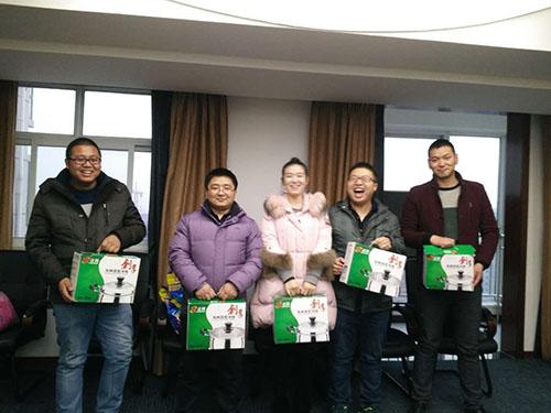 人元公司組織員工進(jìn)行乒乓球?qū)官惢顒荧@獎人員 人元公司組織員工進(jìn)行乒乓球?qū)官惢顒荧@獎人員