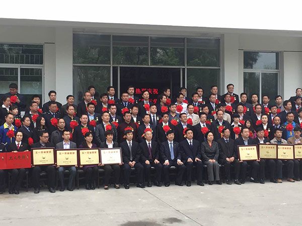 優(yōu)秀企業(yè)家稱號(hào)證書 優(yōu)秀企業(yè)家稱號(hào)證書