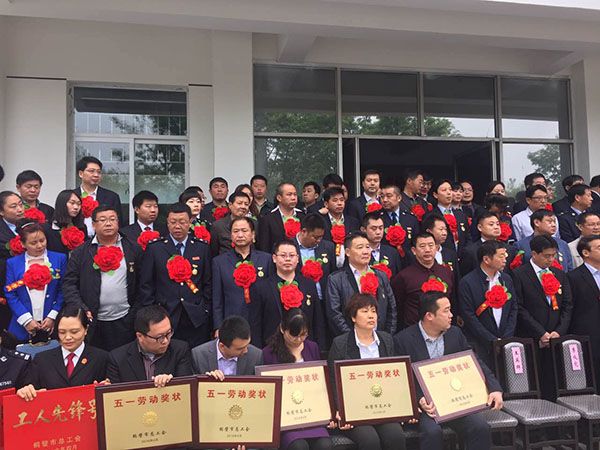 優(yōu)秀企業(yè)家稱號(hào)證書 優(yōu)秀企業(yè)家稱號(hào)證書