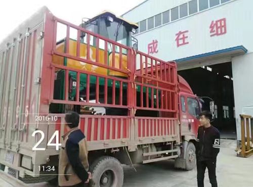 2300履帶式翻堆機(jī)發(fā)往湖北，裝車(chē)完畢