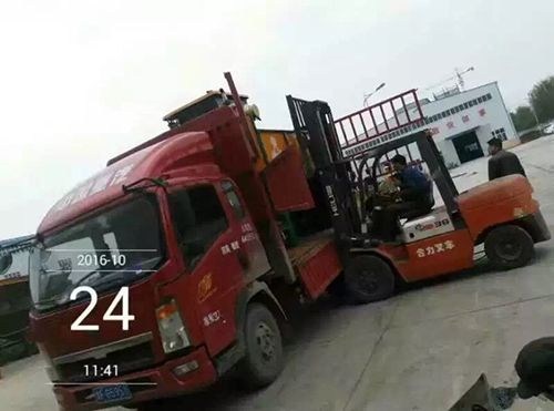 2300履帶式翻堆機(jī)發(fā)往湖北，裝車(chē)完畢