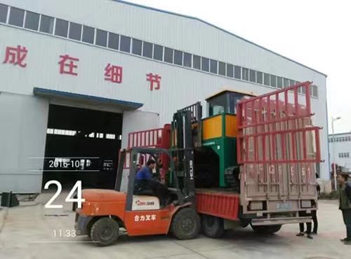 2300履帶式翻堆機(jī)發(fā)往湖北，裝車(chē)完畢