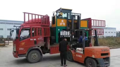 2300履帶式翻堆機(jī)發(fā)往湖北，裝車(chē)完畢