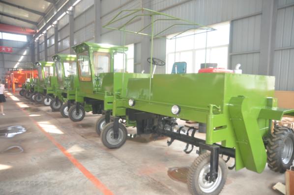 小型雞糞地面翻堆機(jī)介紹