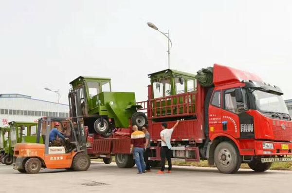 RYFD2000型輪式翻堆機山東批量發(fā)貨裝車中
