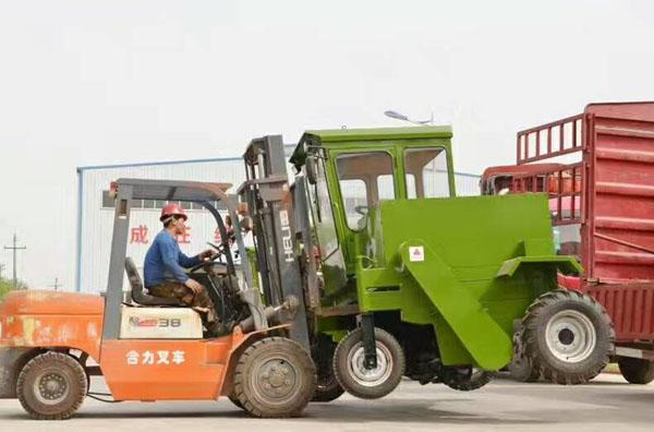 RYFD2000型輪式翻堆機山東批量發(fā)貨裝車圖3