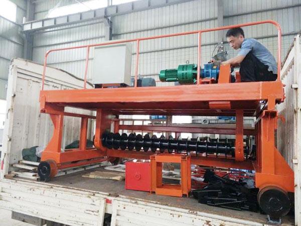 3米整槽式翻拋機(jī)|翻堆機(jī)發(fā)往浙江客戶圖2