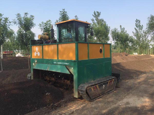 雞糞堆肥發(fā)酵翻堆機特點及工藝