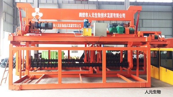 牛糞發(fā)酵翻拋機(jī)圖片