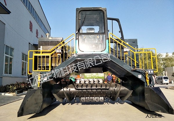 自走式翻堆機用途與優(yōu)點，處理糞污不手軟！