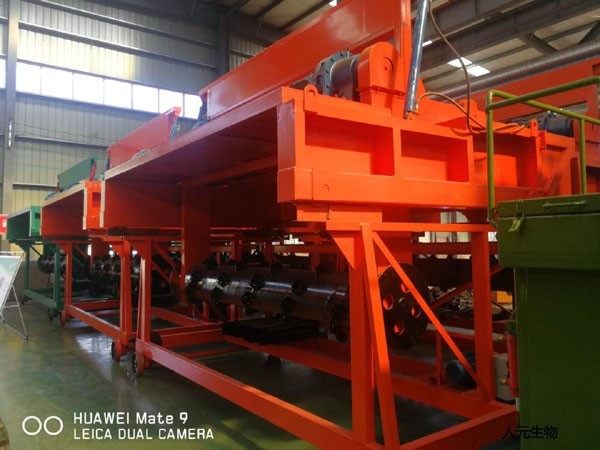 槽式翻拋機介紹，跨度大，發(fā)酵快，一機多槽效率高