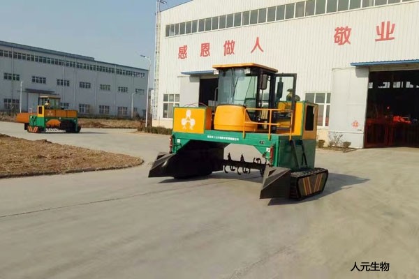 履帶式翻堆機(jī)工作原理簡(jiǎn)單，翻堆效果卻不錯(cuò)