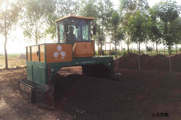 履帶式翻堆機工作原理簡單，翻堆效果卻不錯