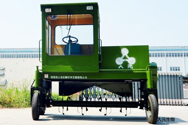 自走式翻堆機(jī)用途特點(diǎn)與優(yōu)點(diǎn)，解決糞污發(fā)酵慢的問題！
