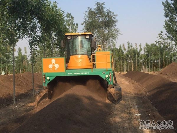 關(guān)于翻堆機和翻拋機